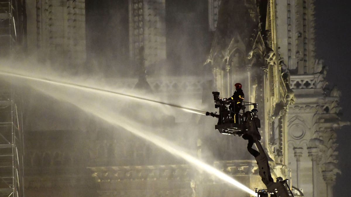 Palomiehiä nosturissa Notre Damen kattopalon sammutustöissä 15. huhtikuuta. 