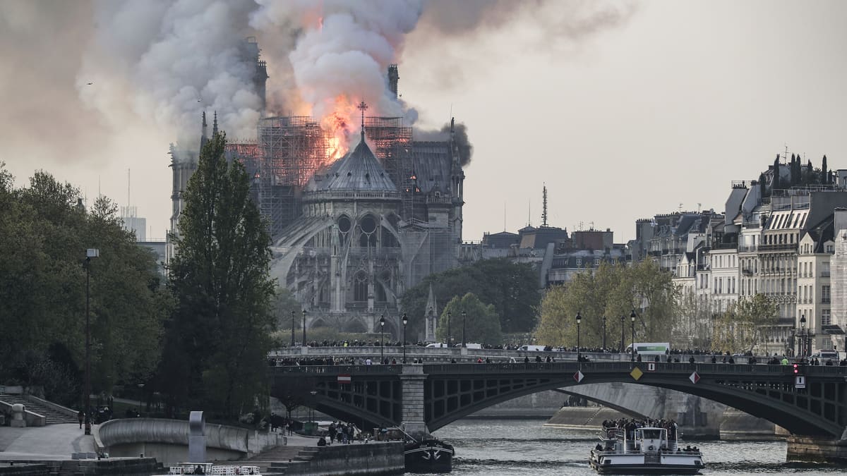 Notre Dame -katedraalin katto palaa Pariisin keskustassa 15. huhtikuuta. 