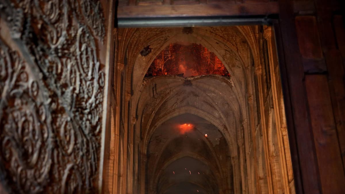 Notre Dame kuvattuna sisältä palon aikaan 15. huhtikuuta. 