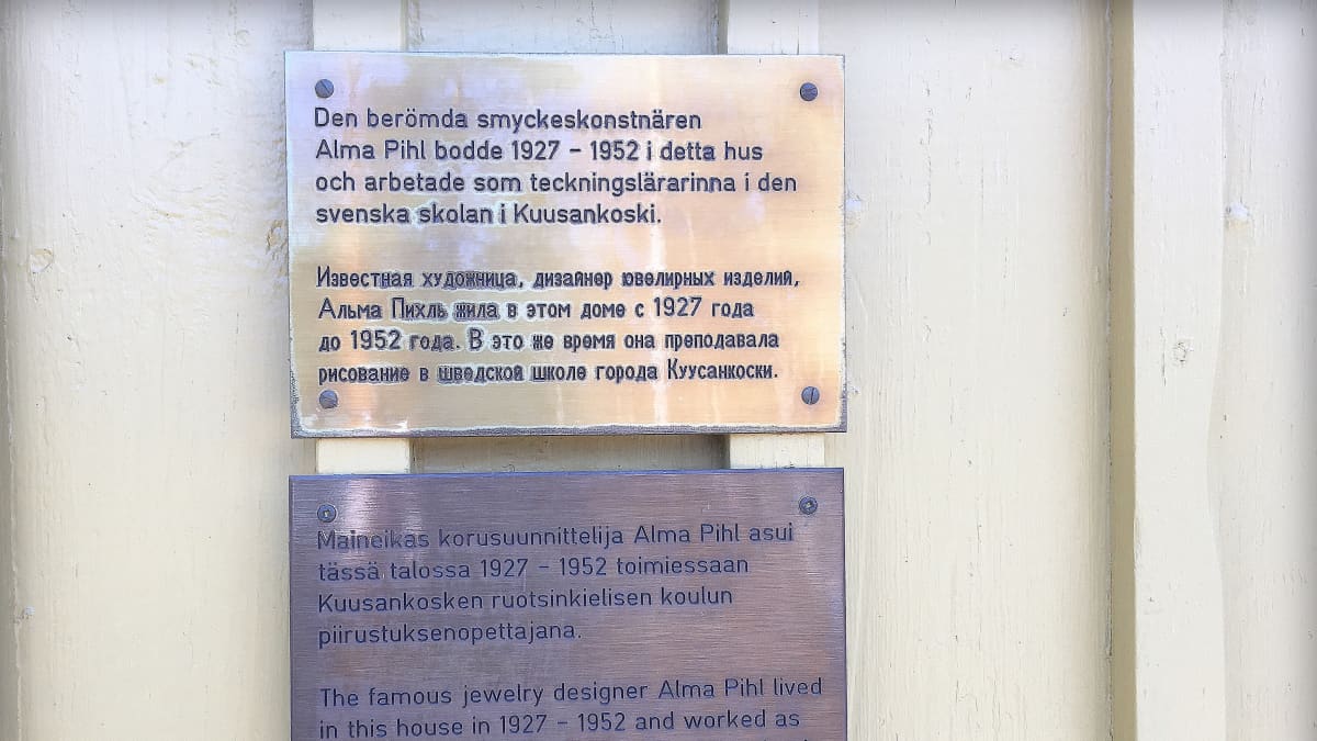 muistolaatta Alma Pihlin kotitalon seinässä Kuusankoskella