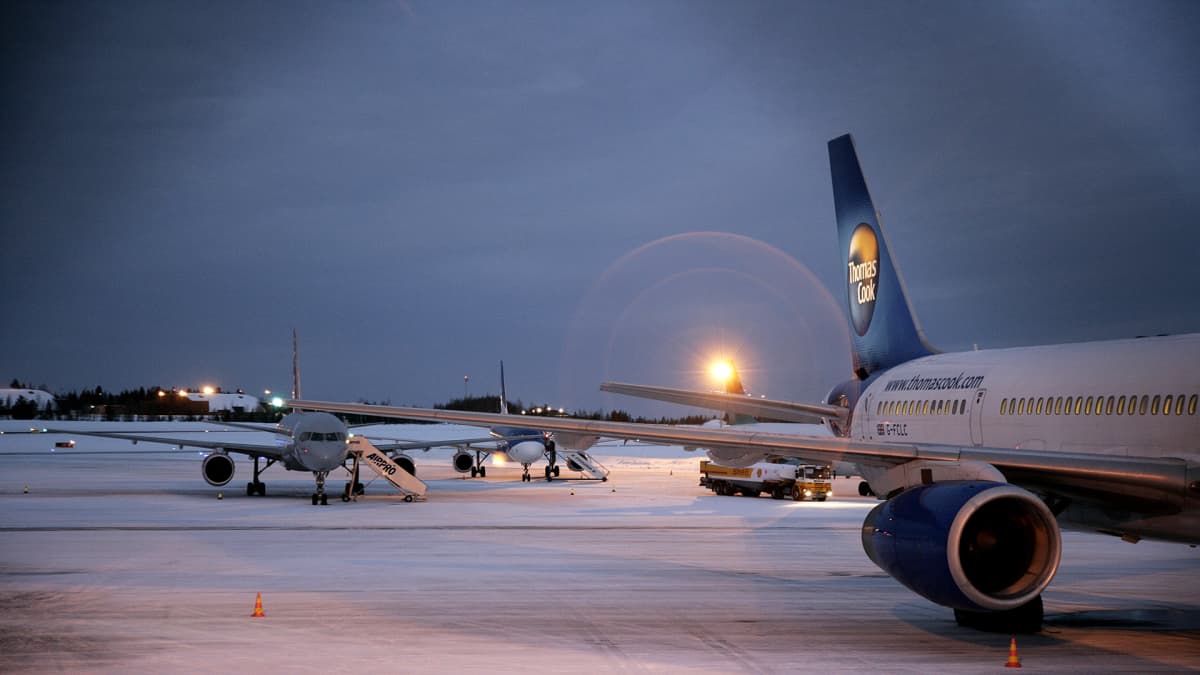 Charter-koneita talvisella Rovaniemen lentoasemalla.