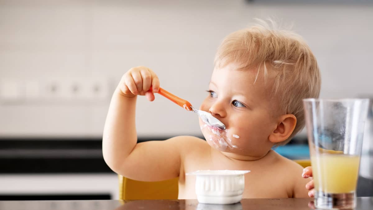 lapsi syö jogurttia
