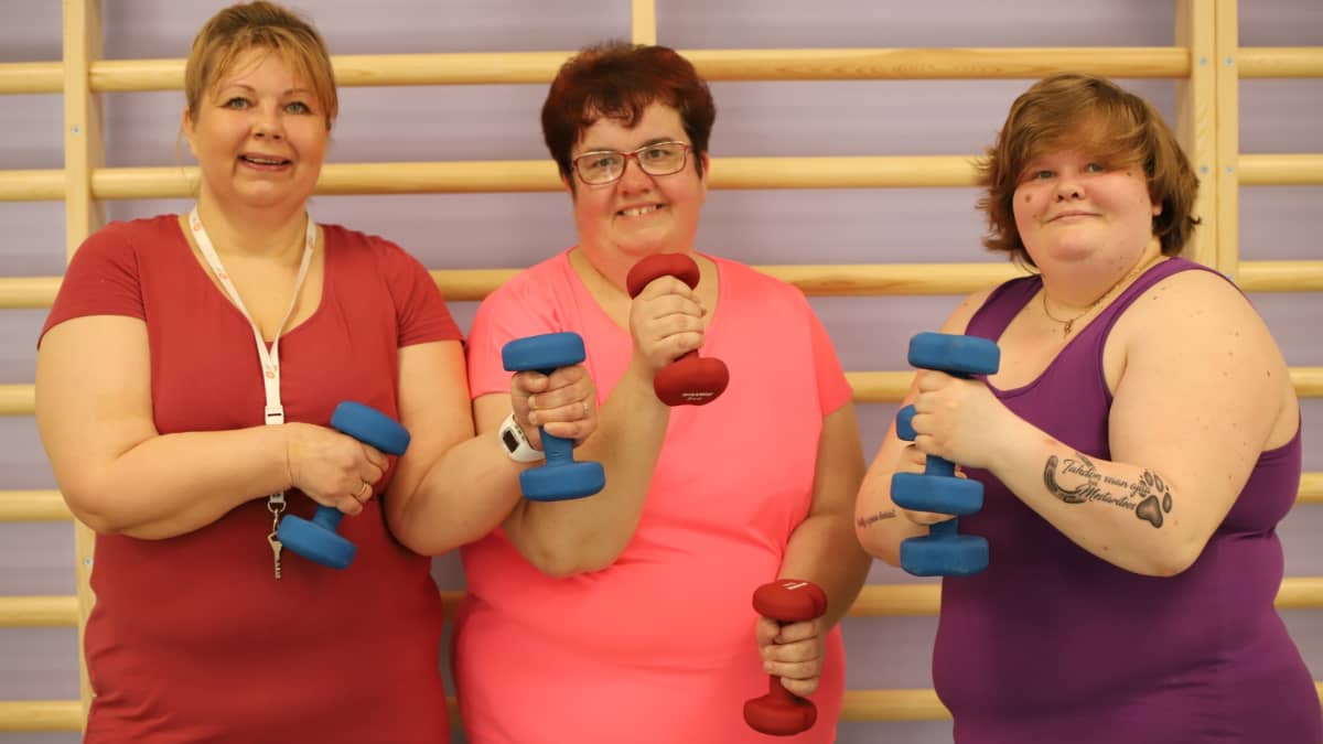 Anika Ahokannas, Maria Lehmuskallio-Loula ja Heidi Haraholma esittelevät punttejaan.