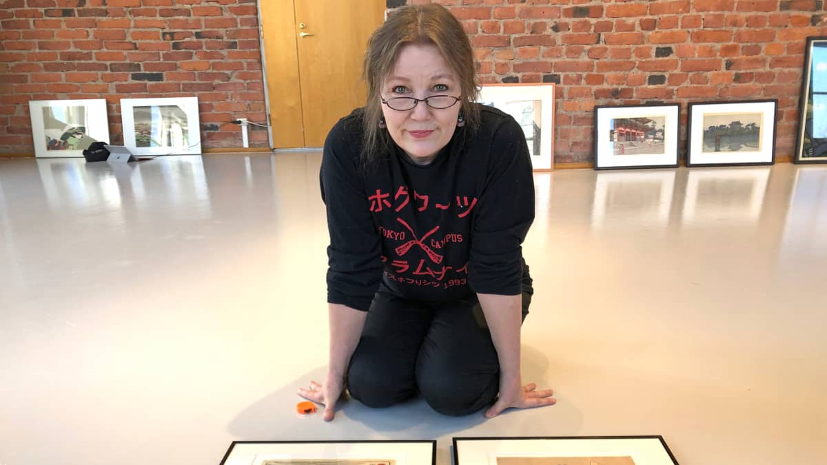 Tuula Moilanen japanilaisen taiteen keskellä.