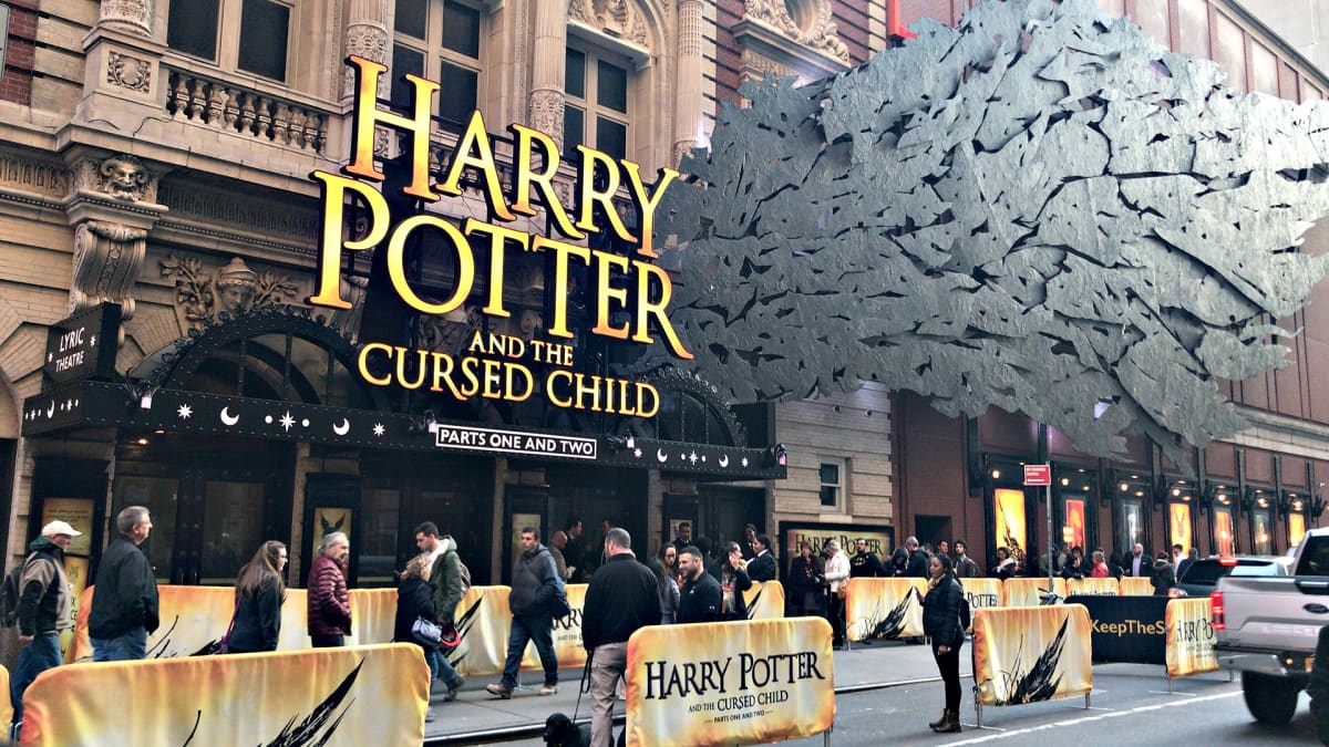 Harry Potter teatteriesityksen mainos Broadwayllä.