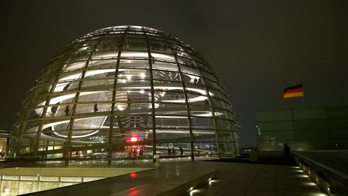 Kuvassa suuri, lasinen kupoli rakennuksen katolla