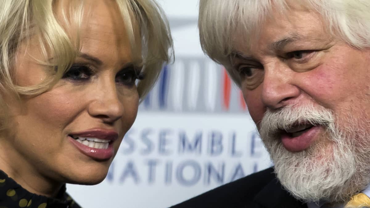 Pamela Anderson ja mertensuojelujärjestö Sea Sepherdin perustaja Paul Watson.