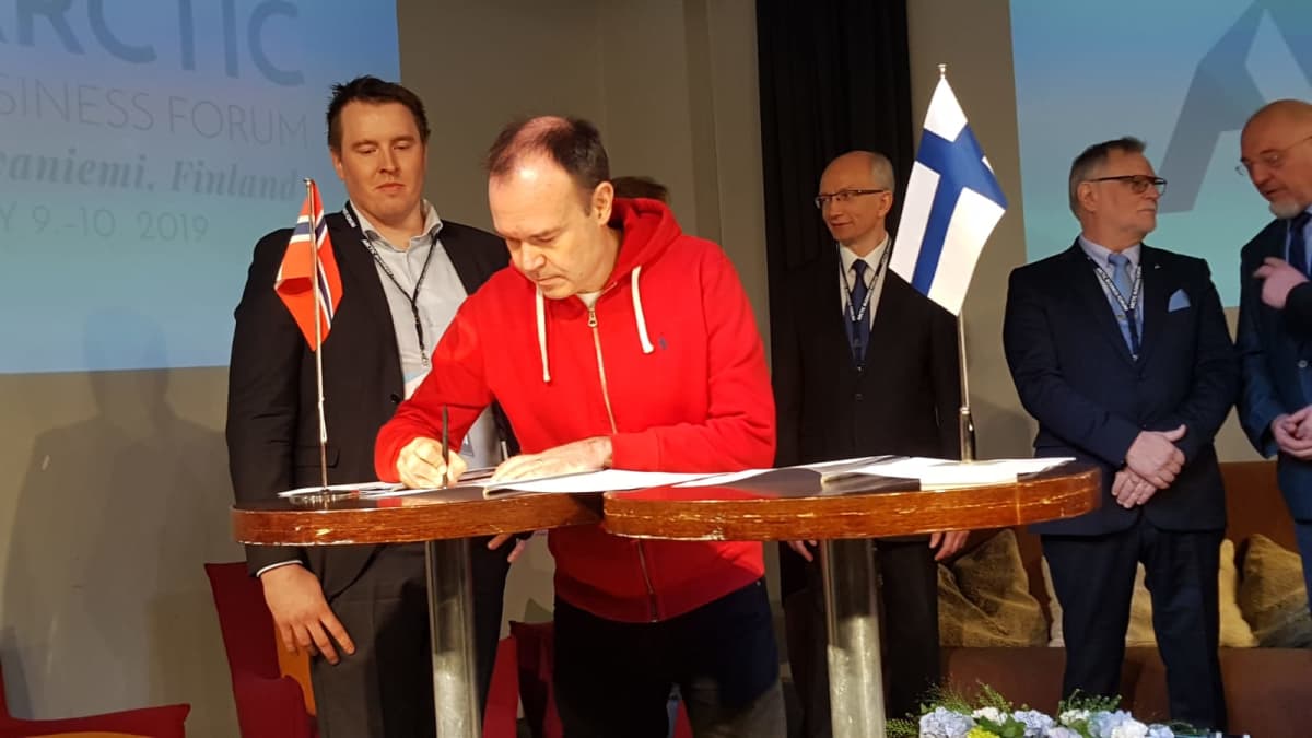 Peter Vesterbacka allekirjoittaa aiesopimuksen Jäämeren radan suunnittelusta ja toteutuksesta Arctic Business Forumissa Rovaniemellä 9. toukokuuta.