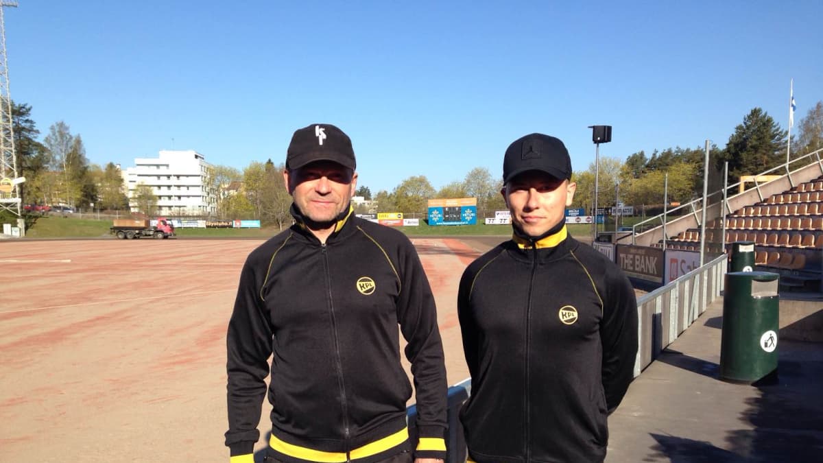 Kouvolan Pallonlyöjien pelinjohtaja Matti Iivarinen ja pelaaja Roope Koskelainen seisovat pesäpallokentän laidalla
