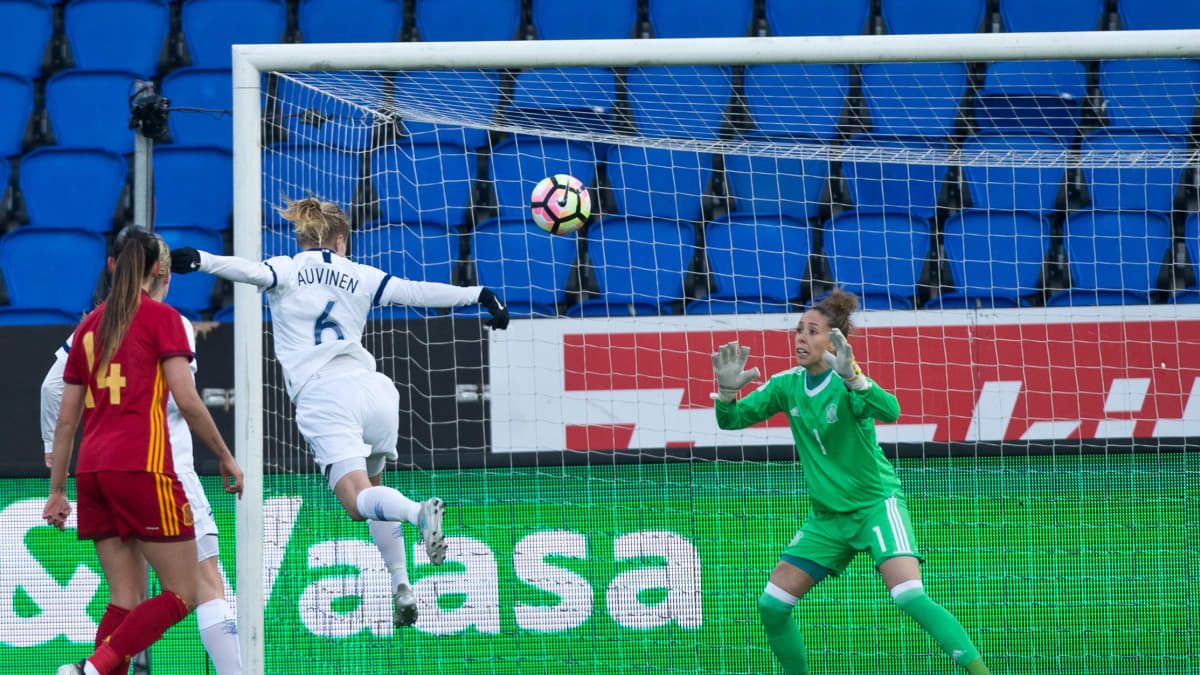 Anna Auvinen puski Espanjan Dolores Gallardon maalia kohti Helsingissä huhtikuussa 2018. 