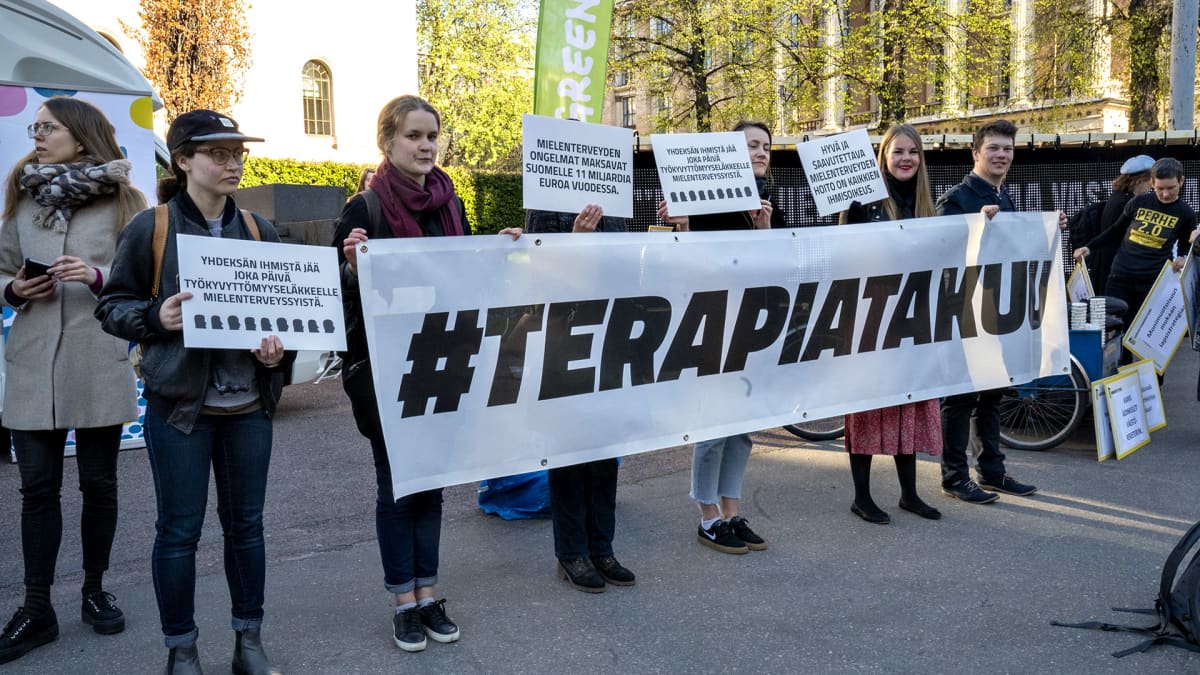 Terapiatakuu mienilmaisu Säätytalon edessä.