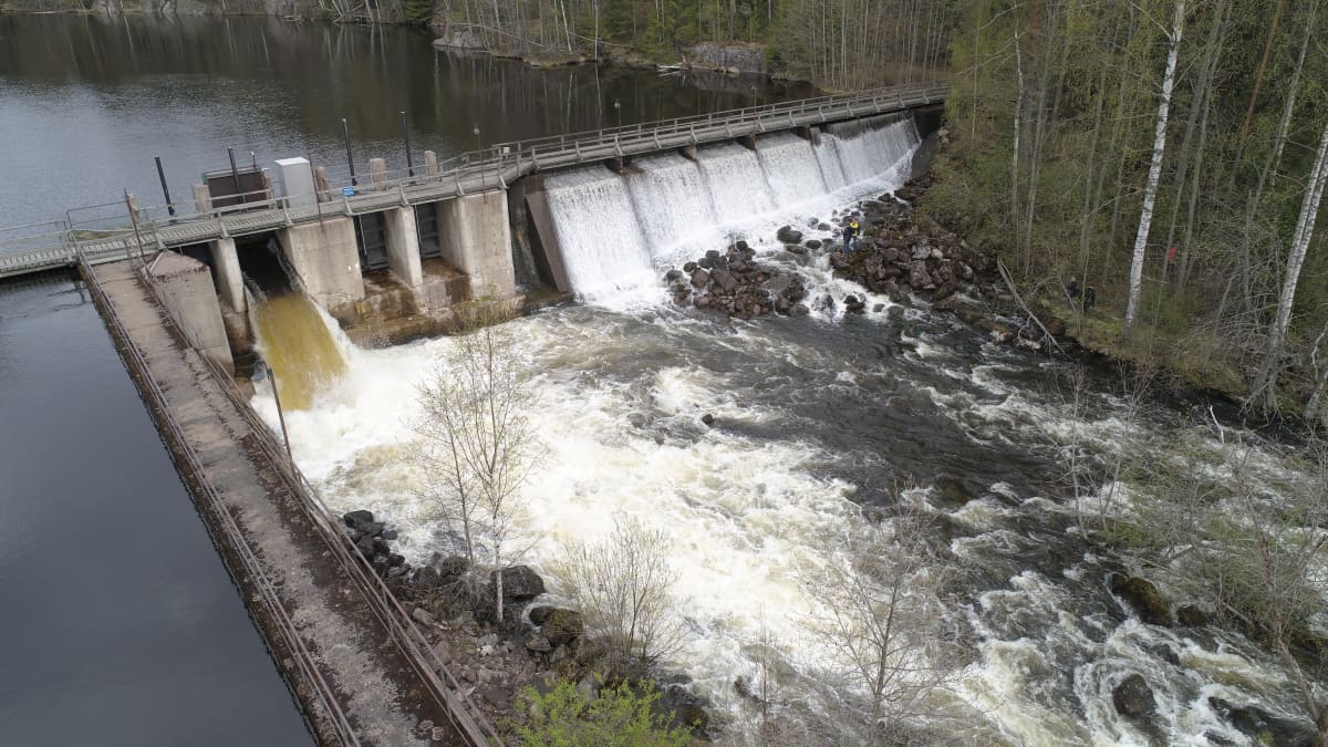 Lahnasenkosken pato Hiitolanjoessa