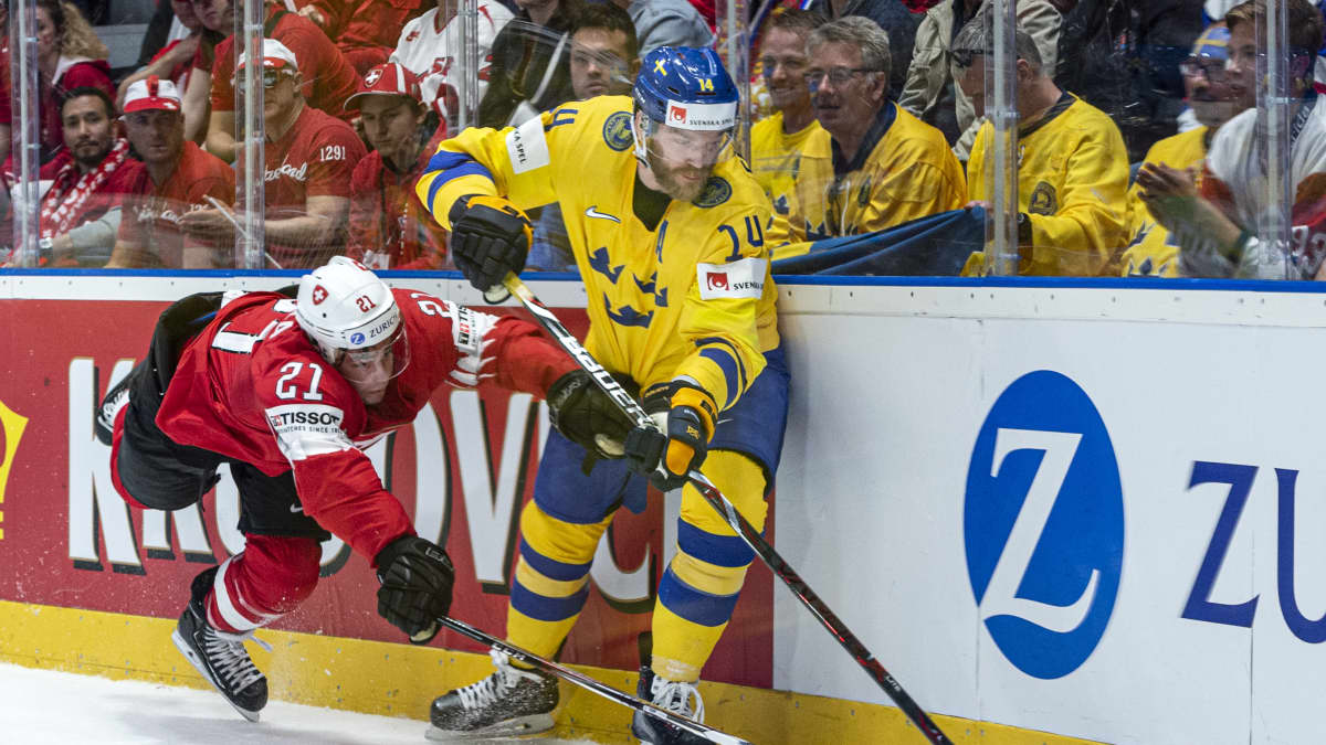 Ruotsin Mattias Ekholm ja Sveitsin Kevin Fiala taistelevat kiekosta.