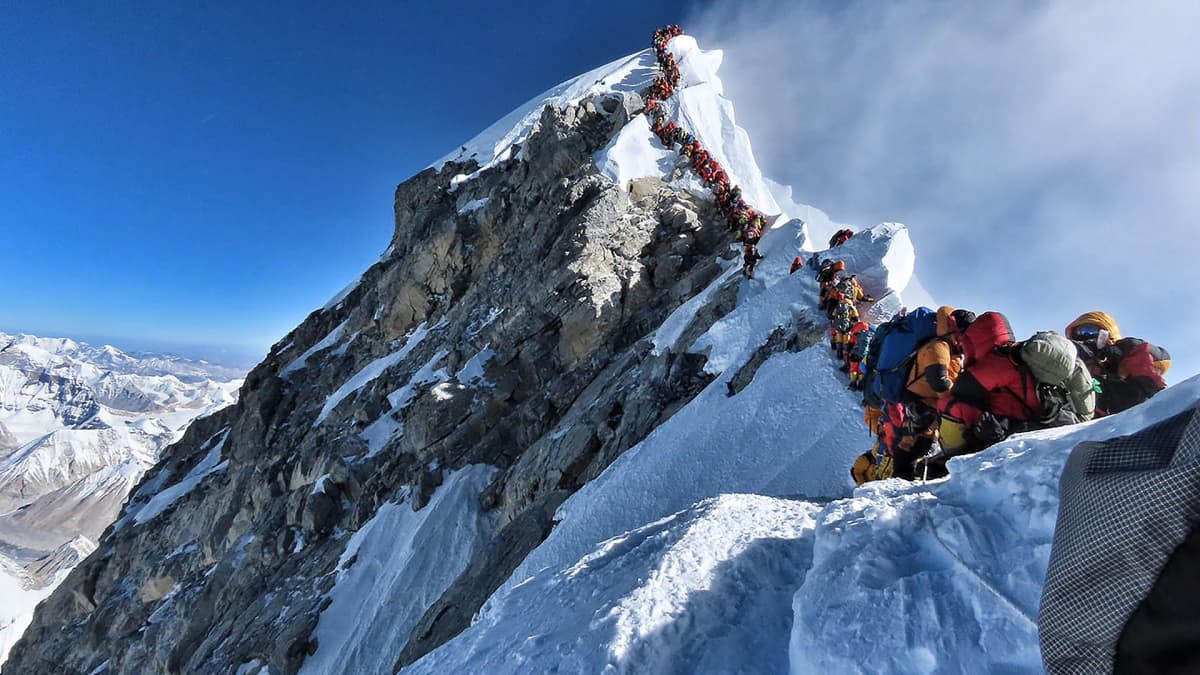 Kiipeilijöiden suma Mount Everestillä on aiheuttanut useita kuolemia.