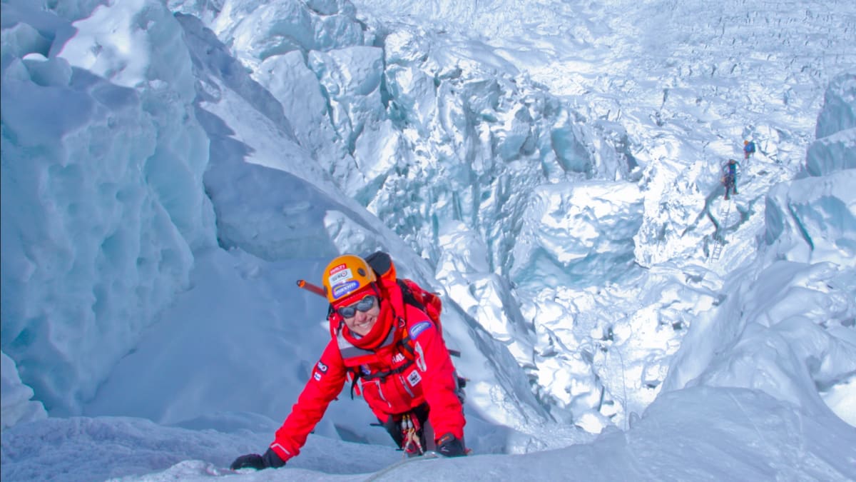 Carina Räihä Mt. Everestin Khumbun jäävirralla.