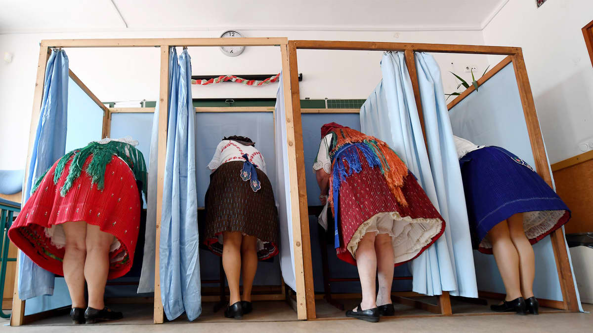 Kansallispukuihin pukeutuneet naiset äänestävät Unkarin Veresegyhaz.