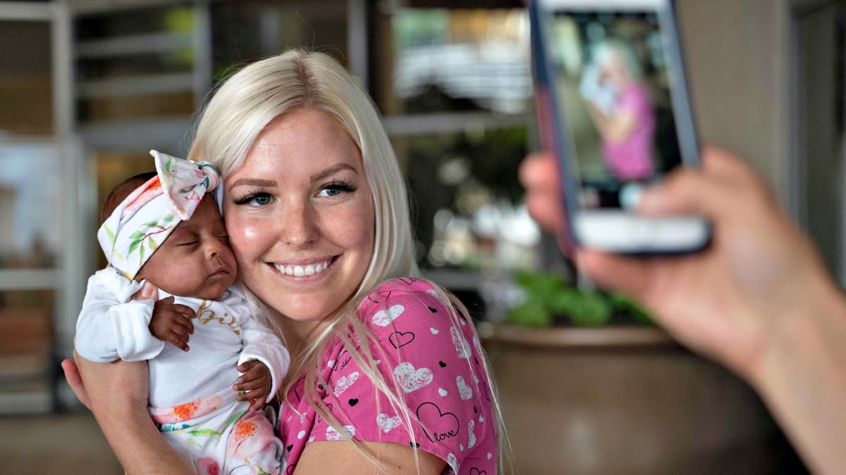 Hoitaja pitelee sylissään Saybie-vauvaa San Diegossa sijaitsevassa sairaalassa.