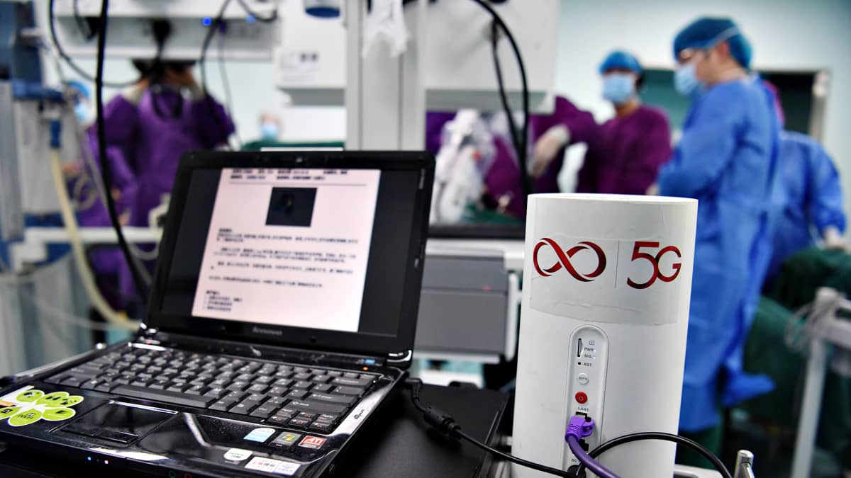 5G -teknologiaa hyödynnettään leikkaussalissa.