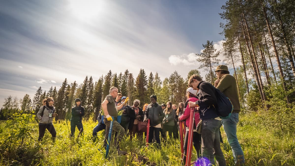Maailman koululaisten ilmastokokouksen nuoria istuttamassa puun taimia Pohjois-Karjalassa toukokuussa 2019.