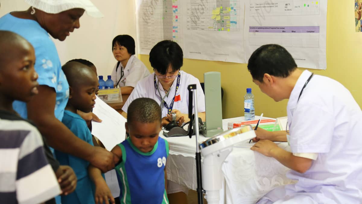 Kiinalaisen lääkintäryhmän jäseniä työssään Botswanassa.