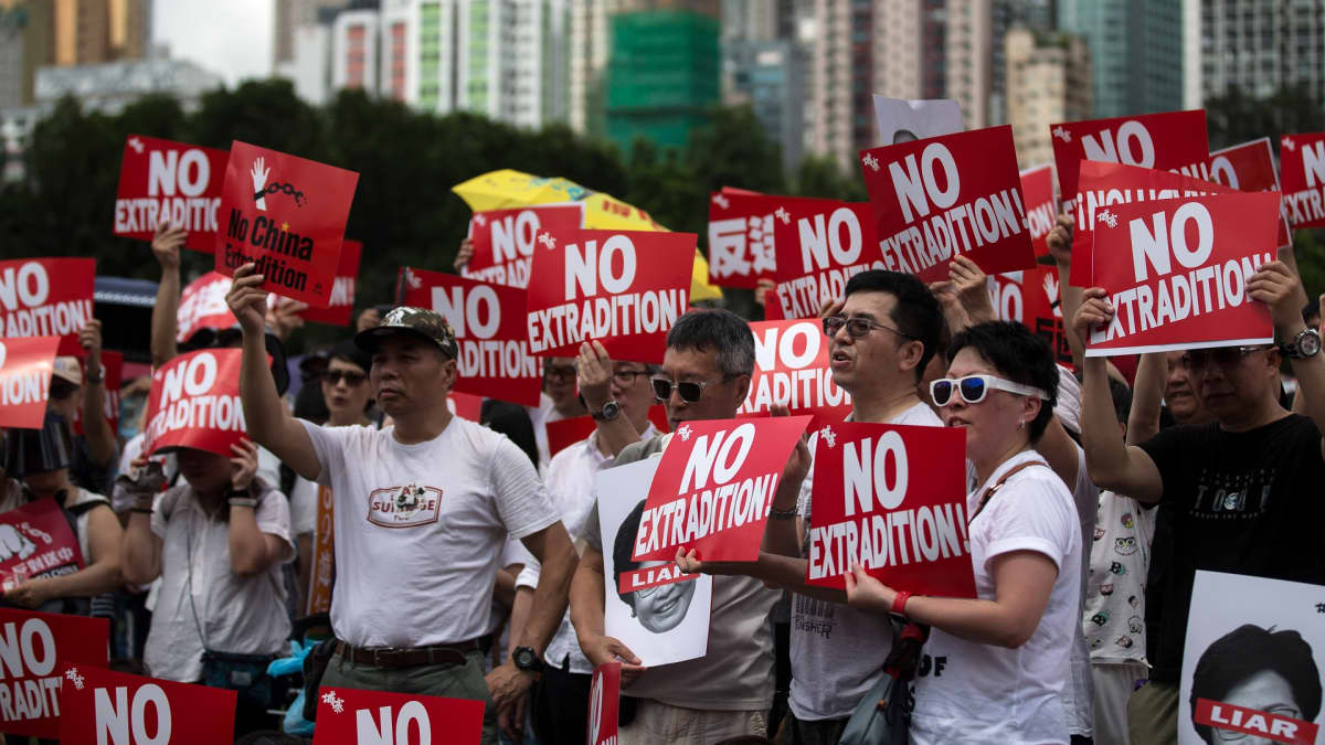 Hongkongissa mielenosoittajat vastustavat ehdotettua karkotuslakia.