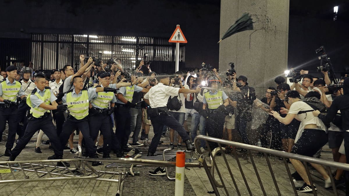 Poliisit ja mielenosoittajat ottavat yhteen Hongkongissa.