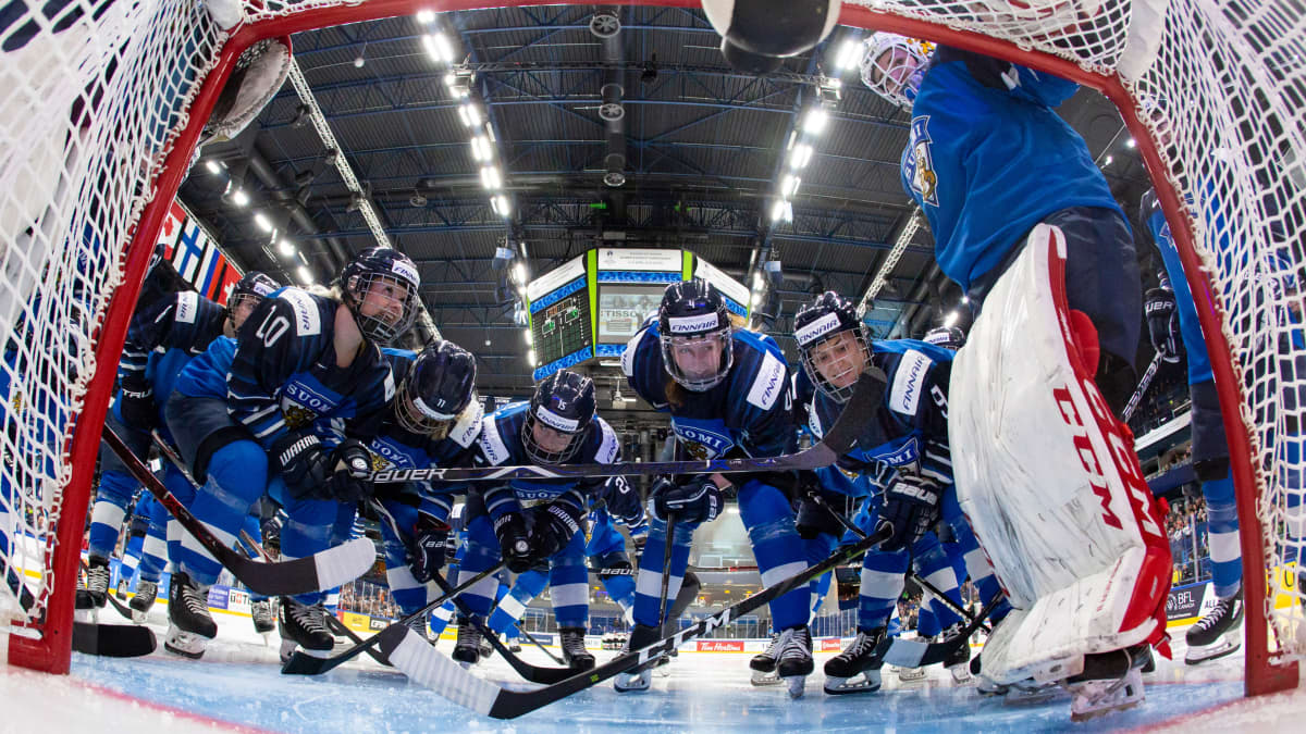 Jääkiekon naisten maajoukkue MM-kotikisoissa Espoossa.