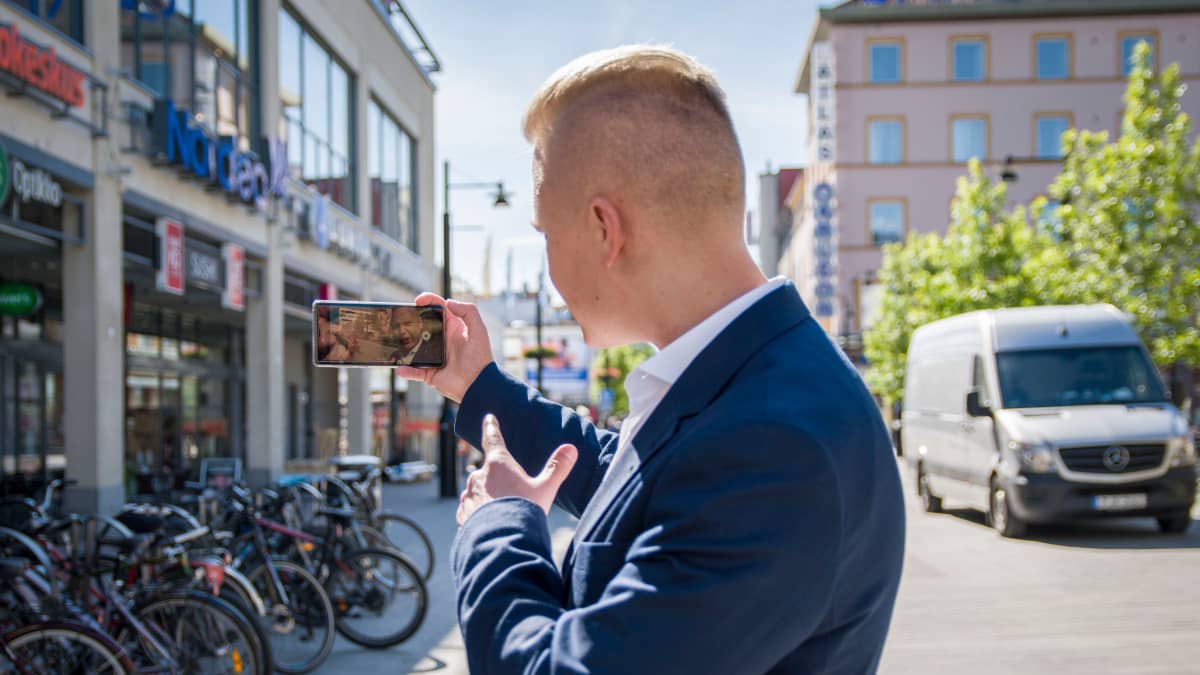 Janne Immonen kuvaamassa videota Instagram-tililleen Kuopion keskustassa kesällä 2019.