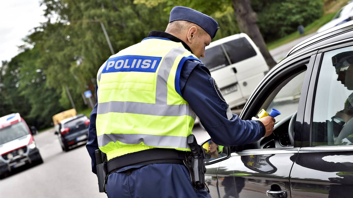 Poliisi pitää puhallusratsiaa Helsingissä 10. heinäkuuta 2018. 