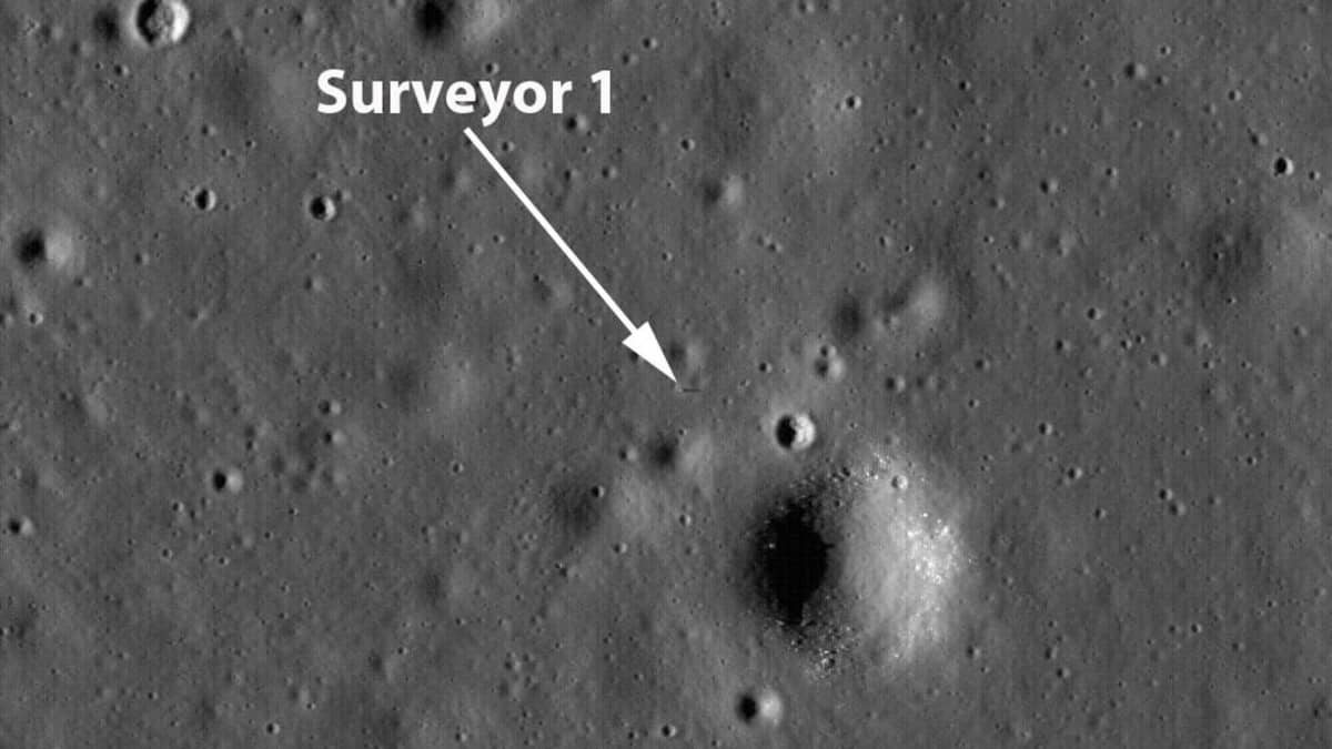 Nuoli osoittaa pientä pistettä Kuun kraatterien ja kumpujen välissä. 