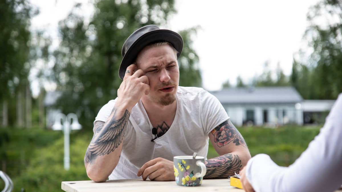 Striimaaja Anssi Huovinen kahvilla takapihallaan.