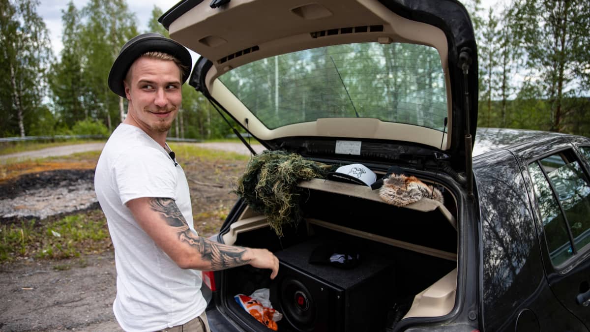 Striimaaja Anssi Huovinen esittelee autonsa musiikkilaitteita.