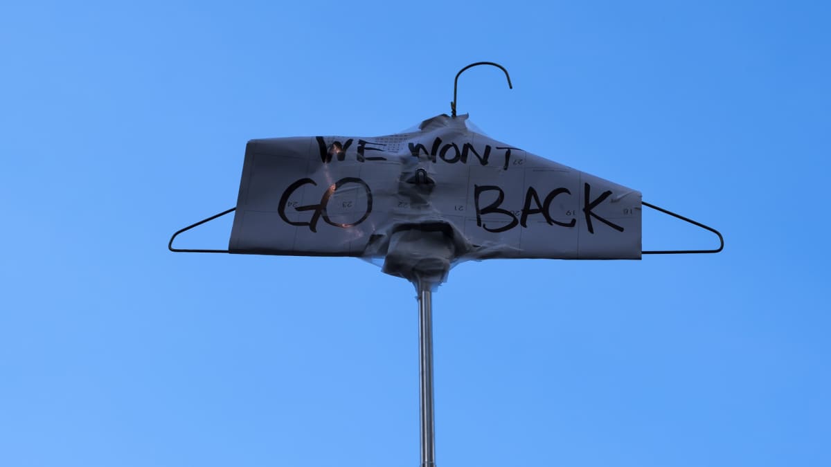 "Emme palaa menneeseen" luki henkariin kiinnitetyssä viestissä aborttioikeuksia puolustavassa mielenosoituksessa New Yorkissa toukokuussa.