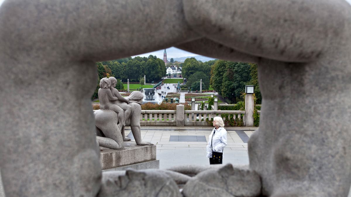 Näkymä veistoksen lävitse Vigeland -puistoon.