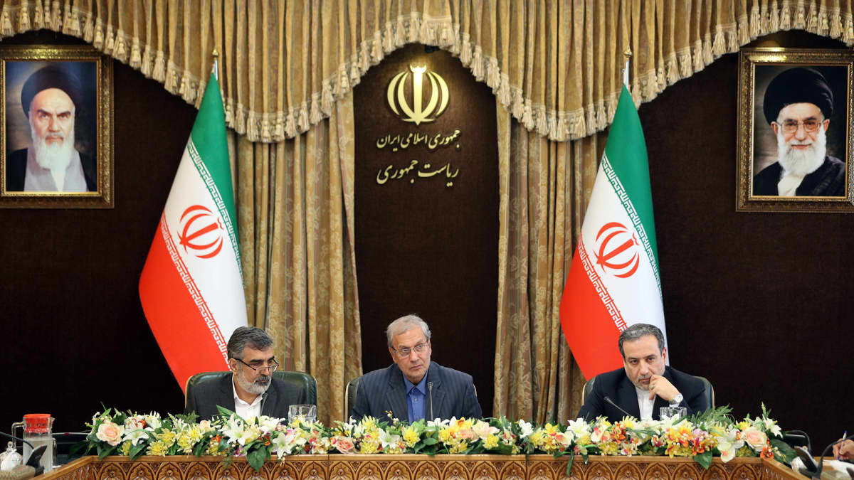 Kuvassa vasemmalta: Iranin atomienergiajärjestön johtaja Behrouz Kamalvandi, hallituksen tiedottaja Ali Rabiei ja varaulkoministeri Abbas Araghchi.