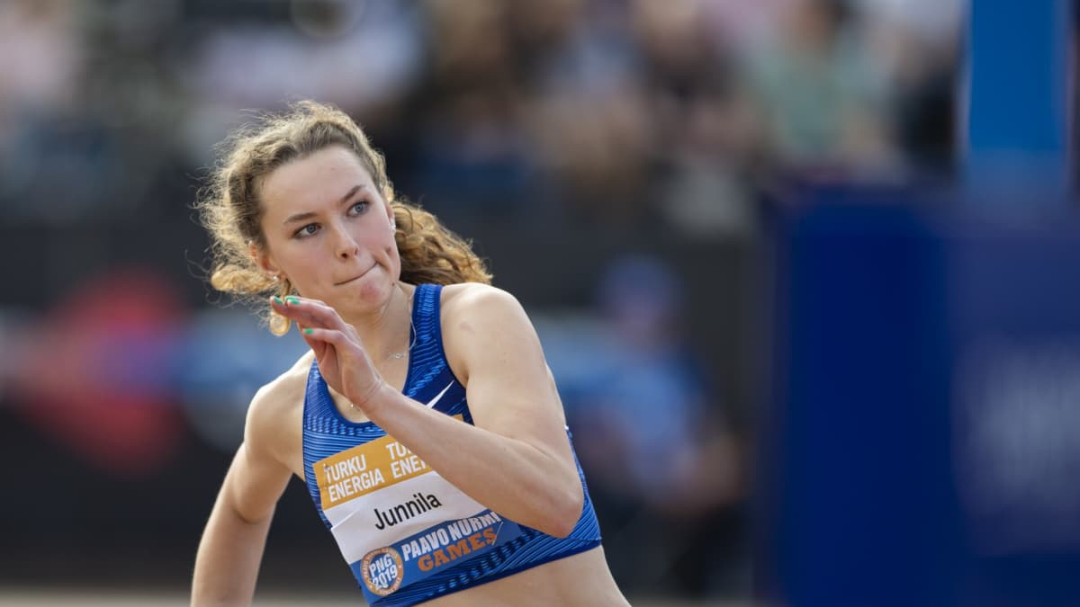 Ella Junnila paransi Suomen ennätystä ensimmäisen kerran Paavo Nurmen kisoissa ja toistamiseen Tampereen GP-kisoissa.