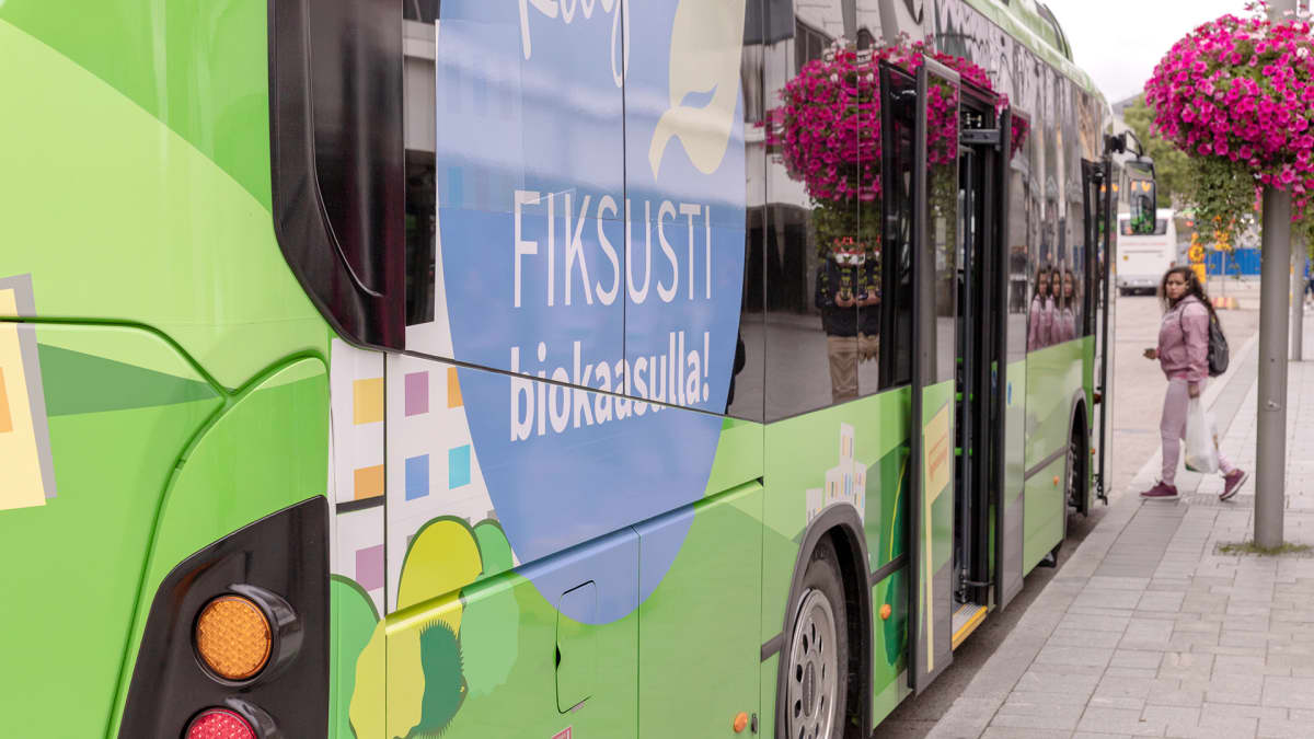Nainen astuu linja-autoon Jyväskylässä.