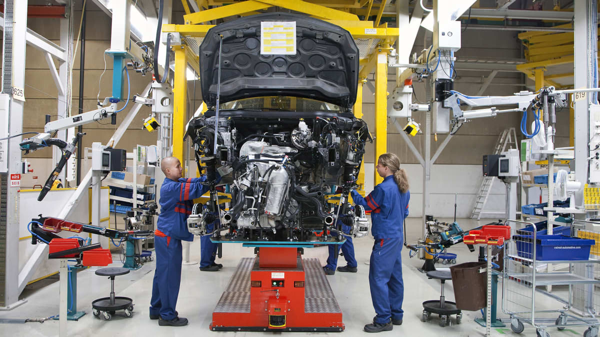 Työntekijöitä autotehtaalla Uudessakaupungissa.