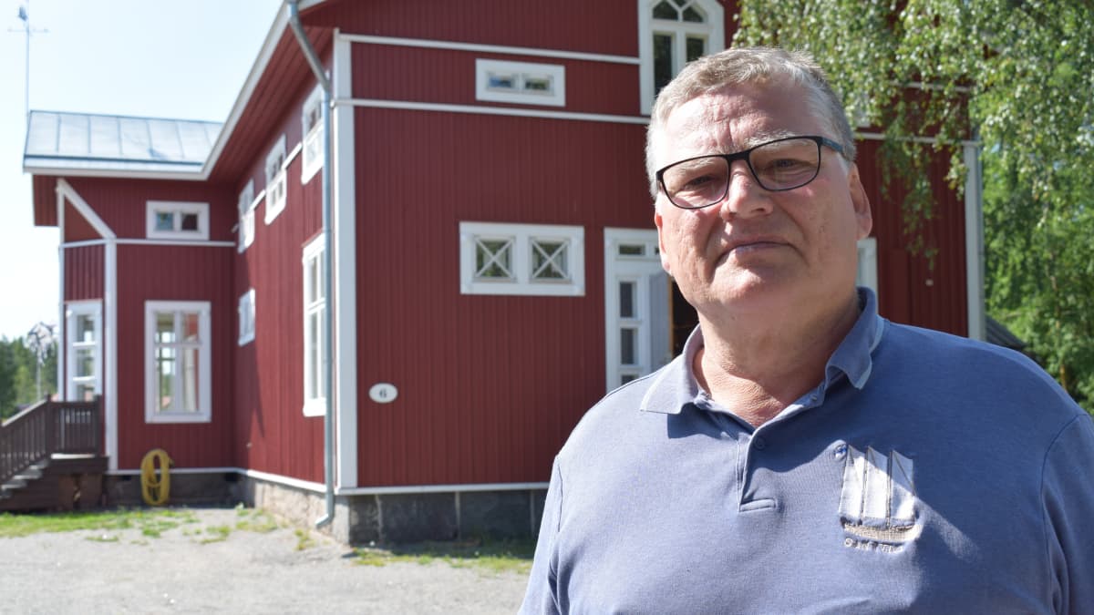 Santtio-seuran puheenjohtaja Hannu Raunela kyläyhdistyksen talon edustalla.
