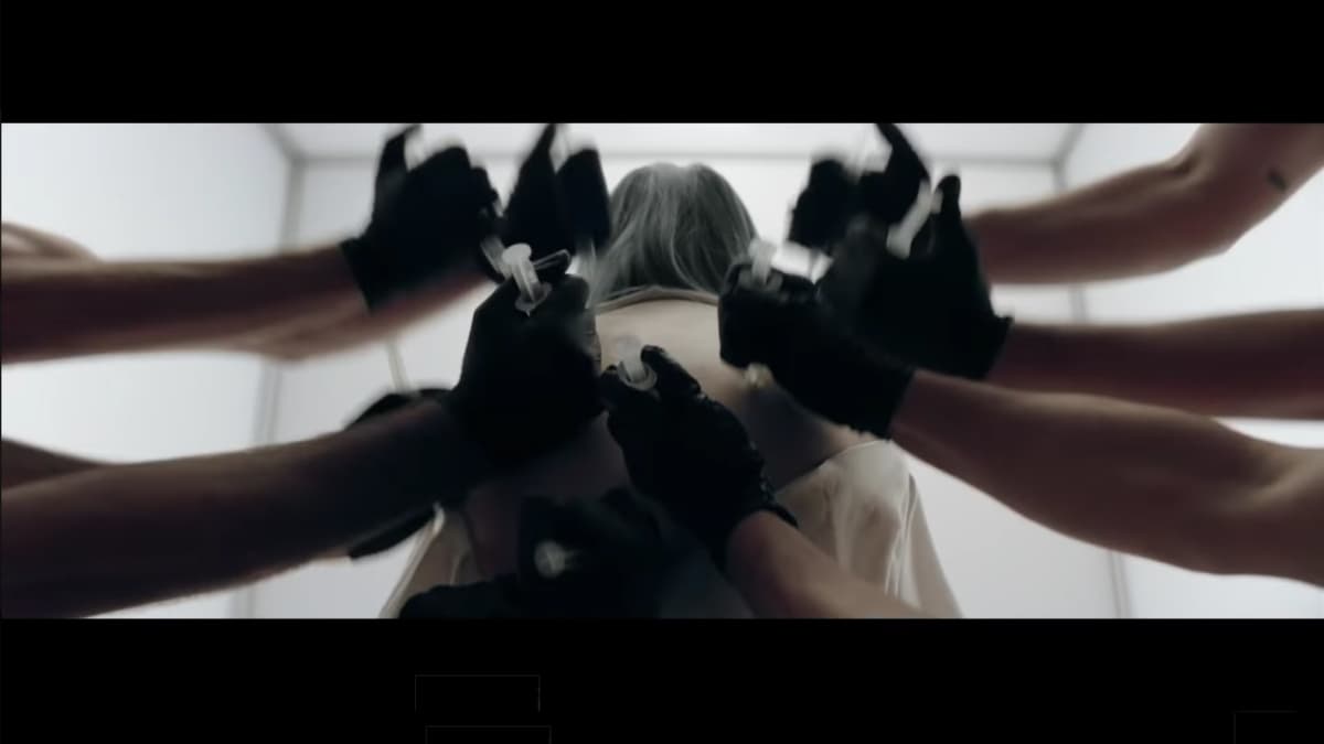 Kuvakaappaus Billie Eilishin Bury a Friend -kappaleen videolta.