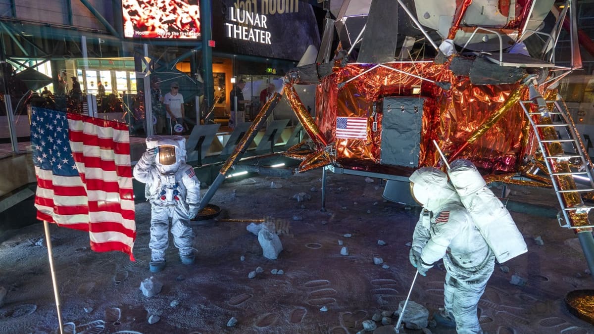 Luonnollisen kokoinen kopio kuumoduulista, kahdesta astronautista ja Yhdysvaltain lipusta teatterin edustalla. 