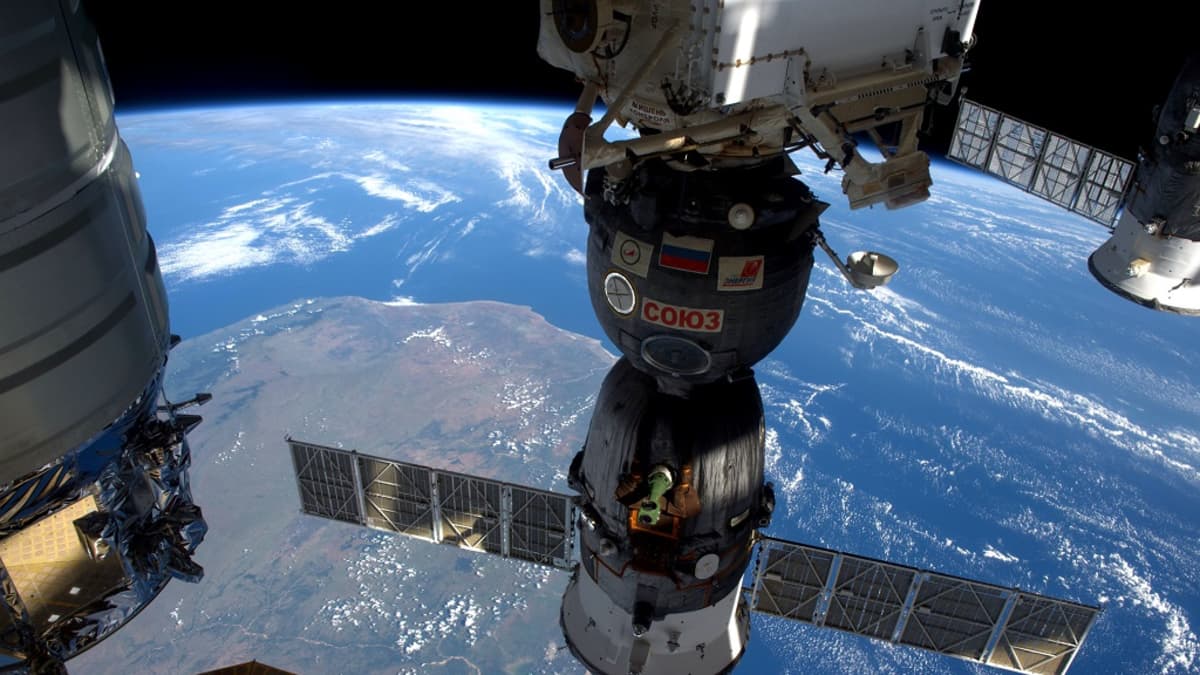 ISS:stä kohti Maata otetussa kuvassa keskellä Sojuz-alus. 