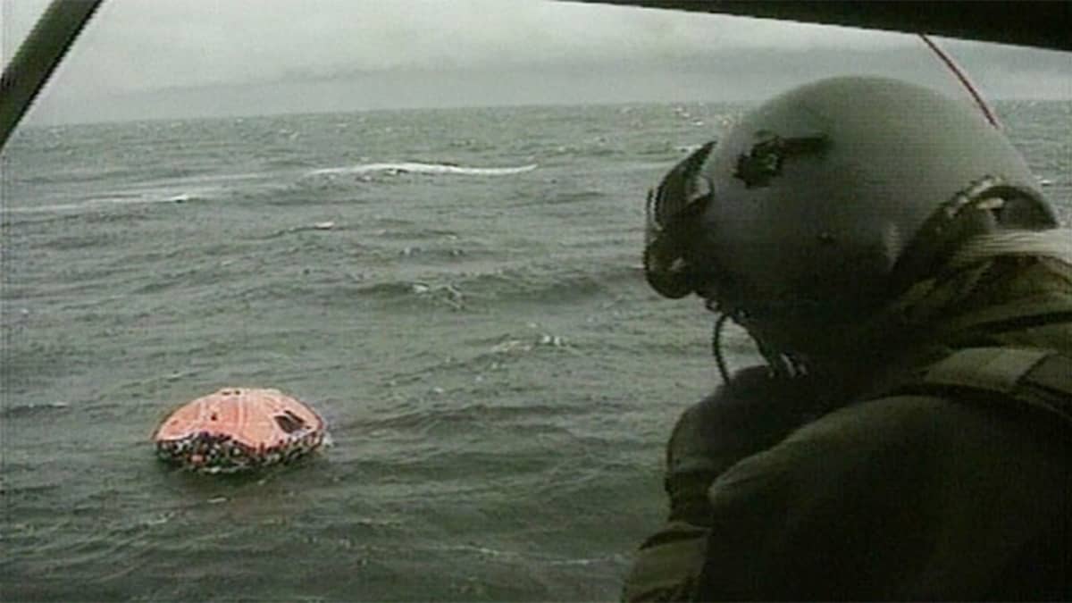 Estonialta pelastettuja ihmisiä pelastuslautalla, joka on ankkuroitu matkustajalautta Silja Symphonyn kylkeen Utön ulkopuolella 28. syyskuuta 1994.