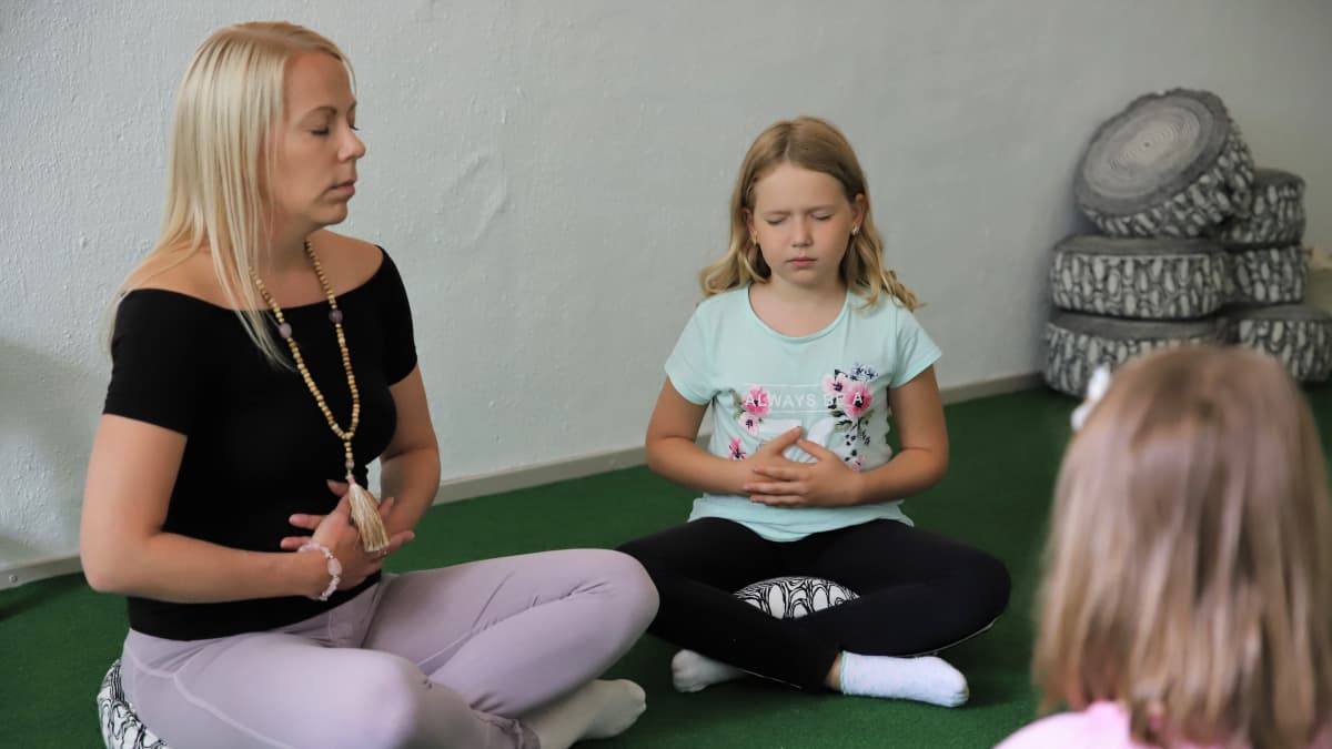 Elina Virta pitämässä mindfulness-tuntia