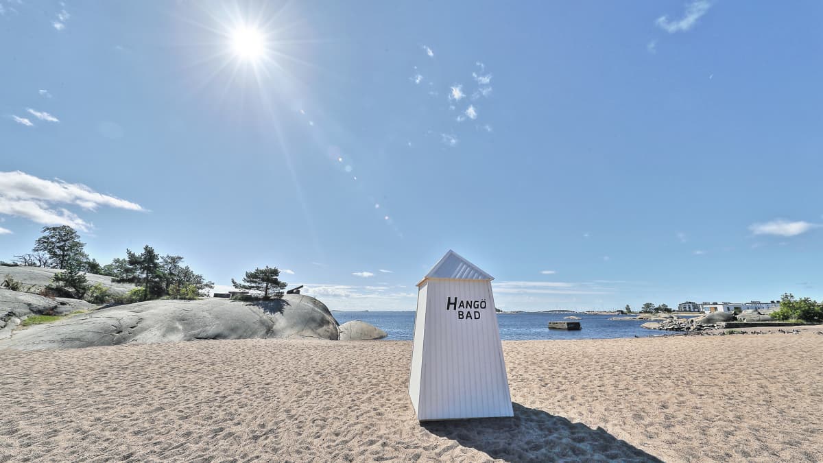 Maisema Hangosta meren rannalta.