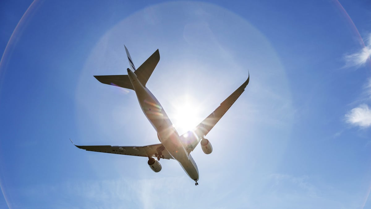 Finnairin Airbus 350 -lentokone laskeutuu Helsinki-Vantaan lentokentälle kesäpäivänä.