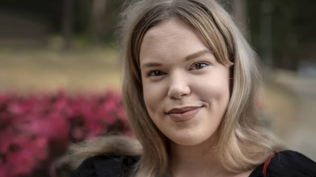 Hanna-Mari Kärki hymyilee kameralle