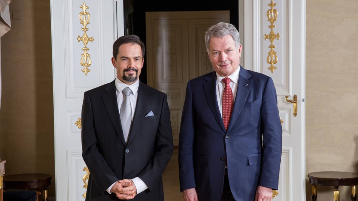 Unkarin Suomen-suurlähettiläs György Urkuti virkaanastujaistilaisuudessa vuonna 2018 tasavallan presidentti Sauli Niinistön kanssa.