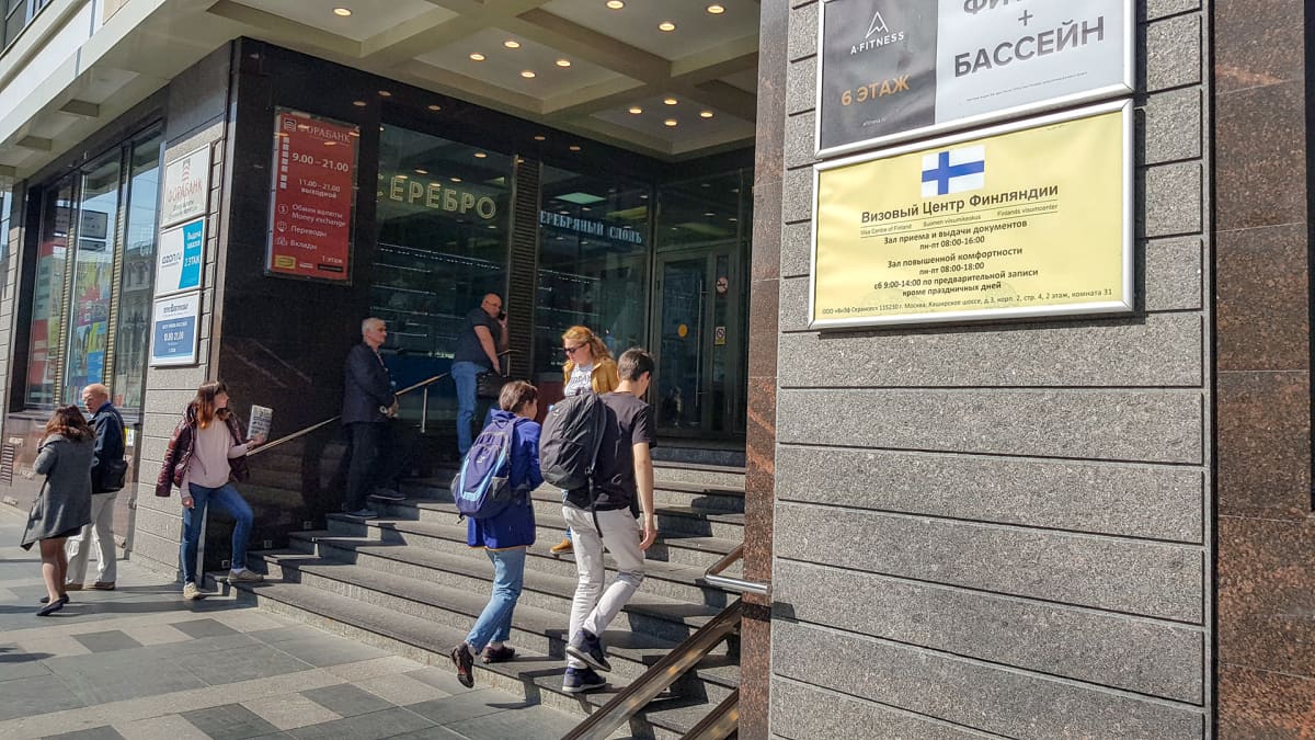 Suomen viisumikeskukseen kulkee jatkuva virta viisuminhakijoita.