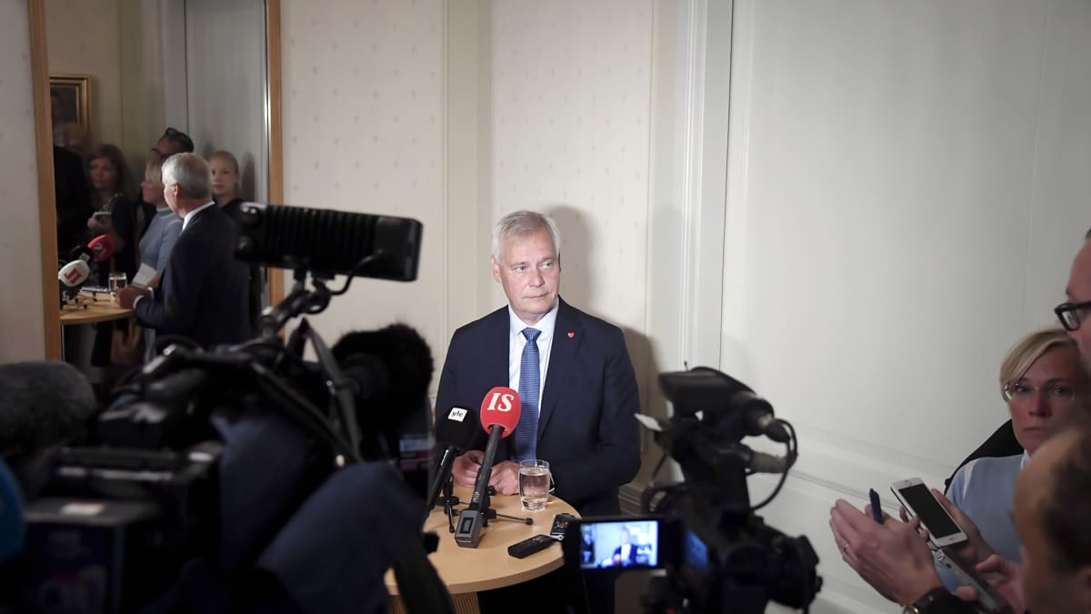 Pääministeri Antti Rinne puhuu politiikan toimittajien aamiaisella Helsingissä.